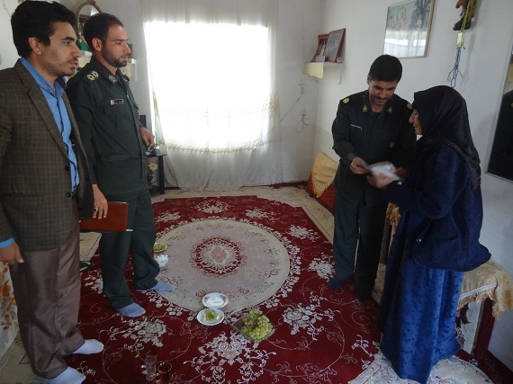 پایوران سپاه ناحیه صحنه با خانواده شهید تیرانداز دیدار کردند
