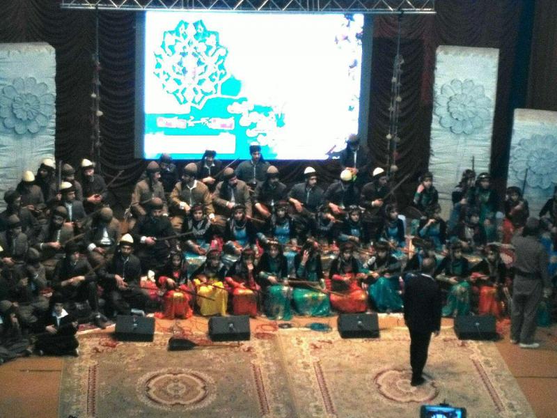 گروه ۱۱۰ نفره تنبور نوازان مستور از شهرستان صحنه در جشنواره بین المللی اقوام ایرانی حاضر شدند