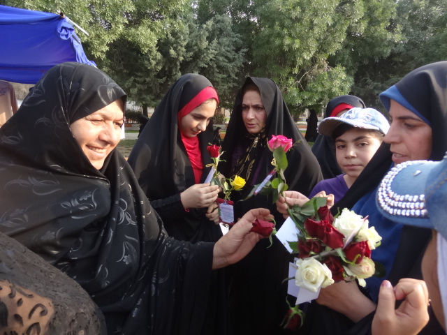 120 شاخه گل سرخ به بانوان با حجاب صحنه ای اهداء شد + تصویر