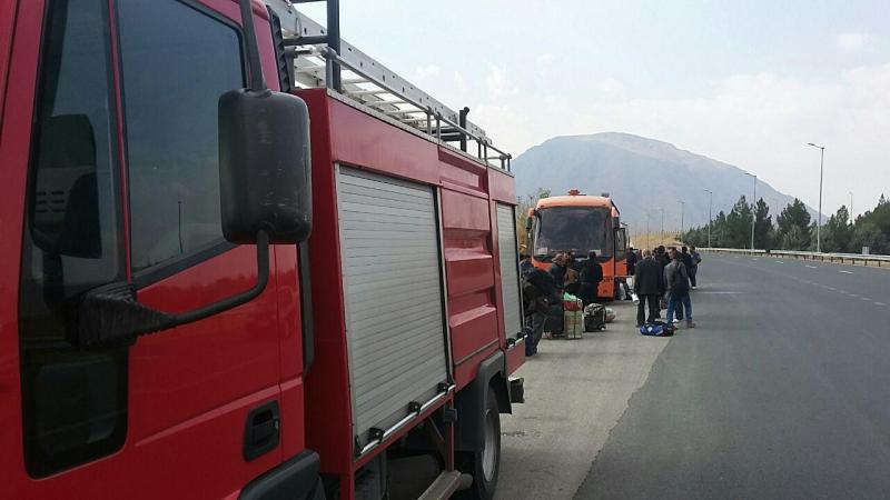 اتوبوس حامل زائرین اربعین حسینی در ورودی شهر صحنه دچار حریق شد + تصویر