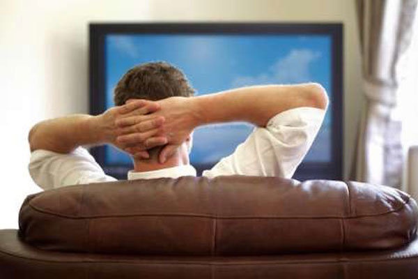 خطر نشستن پای تلویزیون و افزایش ریسک لختگی خون 