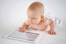  کودک شما هم اعتیاد به تبلت دارد؟ 