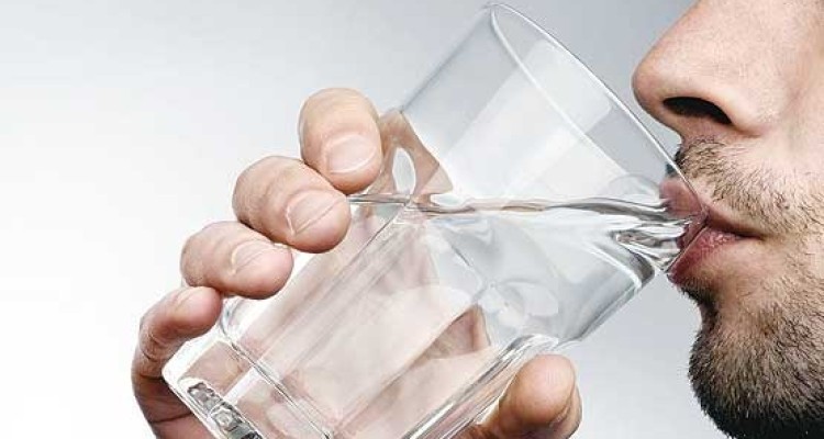  فواید بی نظیر نوشیدن آب در حال ناشتا 