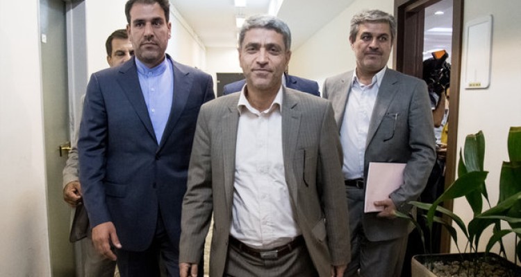 فشارهایی که طیب‌نیا را وادار به تهدید کرد/پای چندوزیر درمیان است!