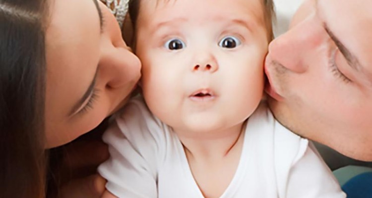  مزایای بوسیدن کودک 