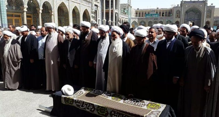 پیکر حجت الاسلام 'عزیزمراد منصوری' امام جمعه سابق شهرستان صحنه تشییع شد