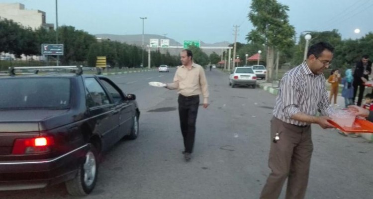 هیئت فاطمیون شهرستان صحنه به مناسبت نیمه شعبان ایستگاه صلواتی برپا کردند  + تصویر