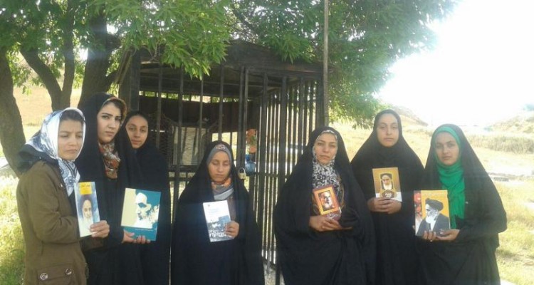 نشست کتابخوان باهدف شناسایی ساحت مقدس امام خمینی ره در دینور برگزار شد+تصویر