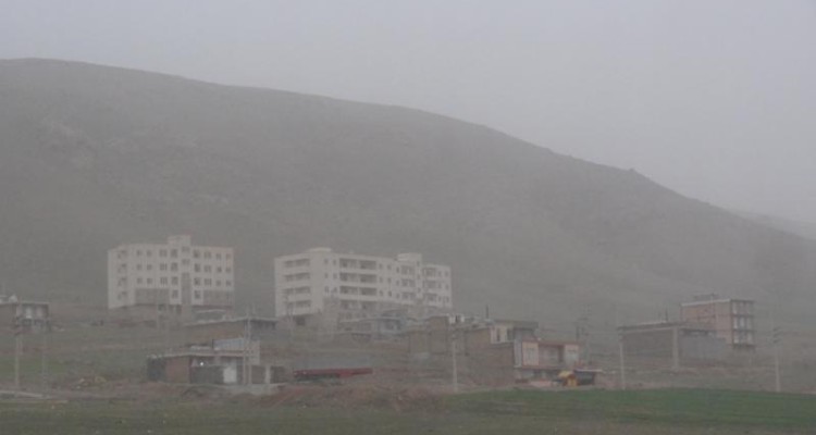 همچنان تا روز جمعه آسمان صحنه غبار آلود است