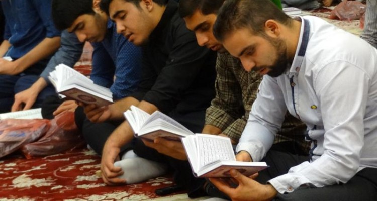 مراسم شب پر برکت قدر در مساجد ومکان های متبرکه شهرستان صحنه برگزار شد