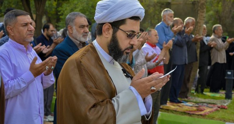  نماز عید سعید فطر در شهر صحنه برگزار شد