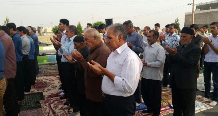  نماز عید سعید فطر در  با حضور روزه داران دینوری اقامه شد 
