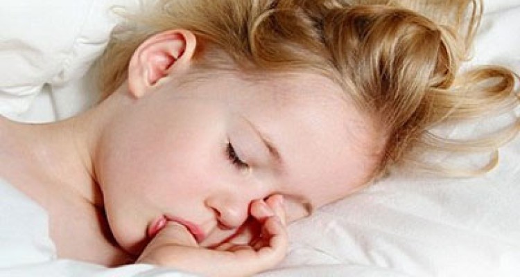  روش های ترک مکیدن انگشت در کودکان 