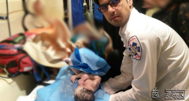  نوزاد  عجولی که در داخل آمبولانس میانراهان به دنیا آمد+ عکس