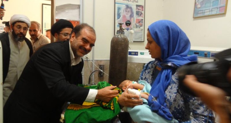  خادمان حرم رضوی به دیدار بیماران صحنه ای رفتند + گزارش تصویری