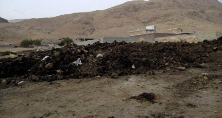 دفع غیر بهداشتی زباله و فضولات حیوانی در روستای کلید دره شهرستان صحنه +عکس