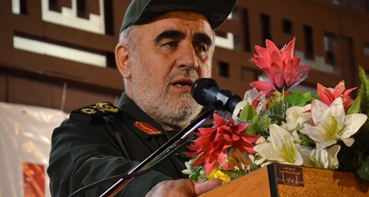 چشم دوختن به آن سوی مرز ها باعث مرگ انقلاب اسلامی می شود