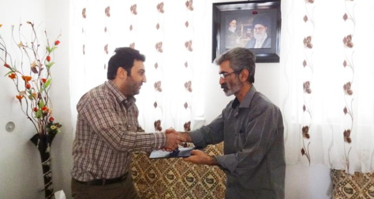 دیدار و سرکشی از دو خانواده شهید شهرستان صحنه + گزارش تصویری