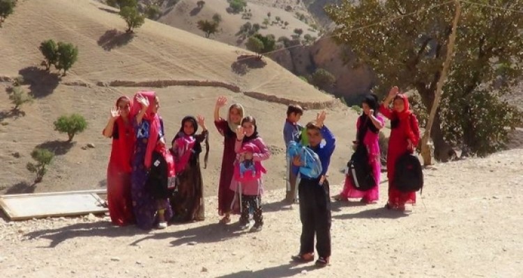 	دومین مرحله طرح حمایتی سپاه به کلاشی جوانرود رسید/ توزیع بسته های آموزشی در روستاهای اورامانات + تصاویر 