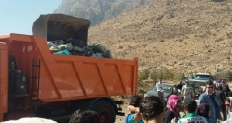  پاكسازی رودخانه دینورآب بیستون با حضور فعالان محيط زیستی استان کرمانشاه+تصویر 