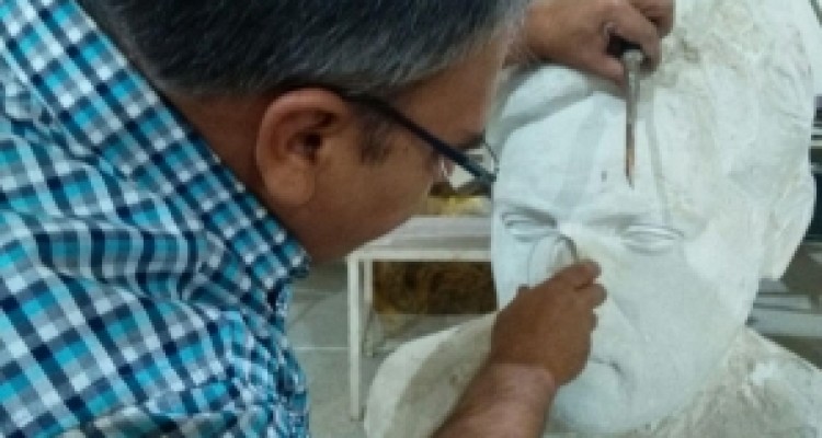 	رونمایی از سردیس شهید آوینی در حوزه هنری استان کرمانشاه 