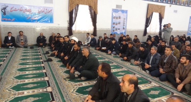 بسیجیان صحنه ای در دوره اموزشی امر به معروف و نهی از منکر حضور یافتند.