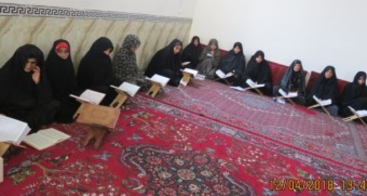 دوره آموزش روخوانی قرآن کریم ویژه زنان خانه‌دار شهرهای صحنه و میانراهان برگزار شد