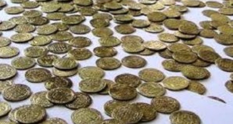 	کشف ۲۴۸ سکه طلا و یک پیکرک تقلبی از کلاهبرداران در بیستون 