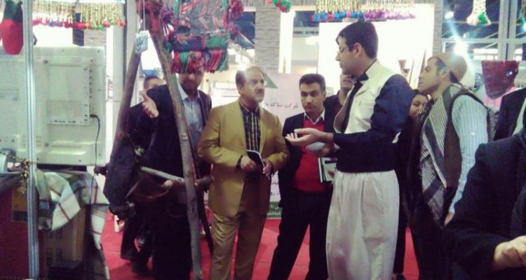 بازدید معاون پارلمانی رییس جمهور از غرفه نمایشگاه اقامتگاه بوم گردی دینور