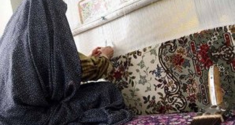 	احیای فرش بافی در سنقروکلیایی فرصتی مناسب برای ایجاد اشتغال پایدار است 