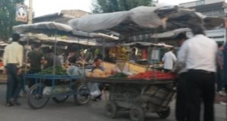 	دست فروشان میوه فروش زخمی بر سیمای شهر اسلام آبادغرب/ غرفه های متروکه شهرداری کی ساماندهی می شود؟ 