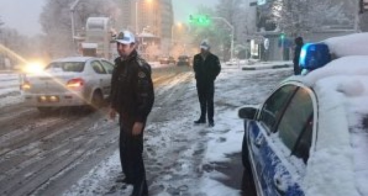 	کندی تردد درمحور کرند- سرپل‌ذهاب به علت قیچی کردن دودستگاه تریلتر 
