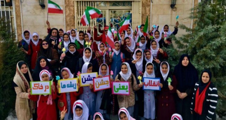 دانش آموزان صحنه ای با ساخت 33 لاله دهه فجر را جشن گرفتند