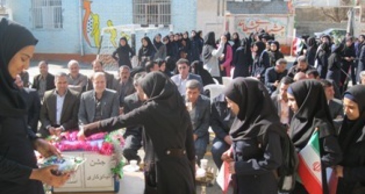 جشن نیکوکاری در مدارس منطقه دینور برگزار شد 