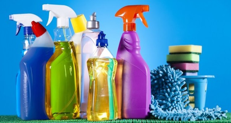 خطرات تنفسی استفاده از شوینده‌ها در خانه تکانی