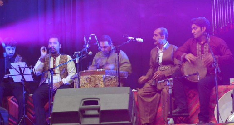 کنسرت محلی گروه موسیقی آوا در شهرستان صحنه برگزار شد