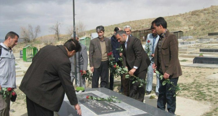 مراسم غبار روبی مزار شهدای دینور انجام شد