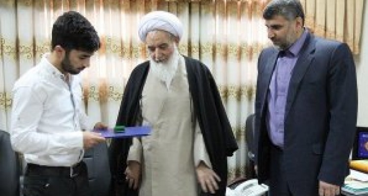	اهدای هدیه مقام معظم رهبری به قهرمان کرمانشاهی پاورلیفتینگ 