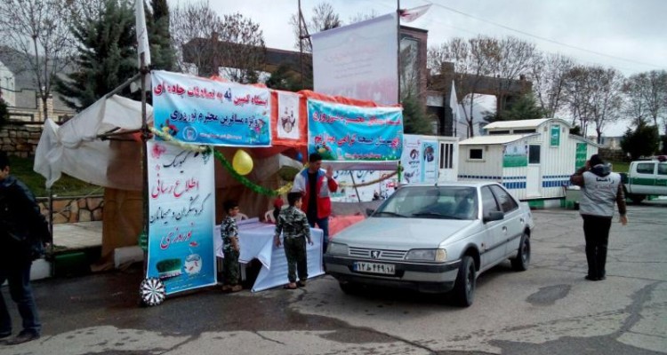 جمعیت هلال احمر شهرستان صحنه درحال خدمت رسانی به مسافرین نوروزی است + تصویر