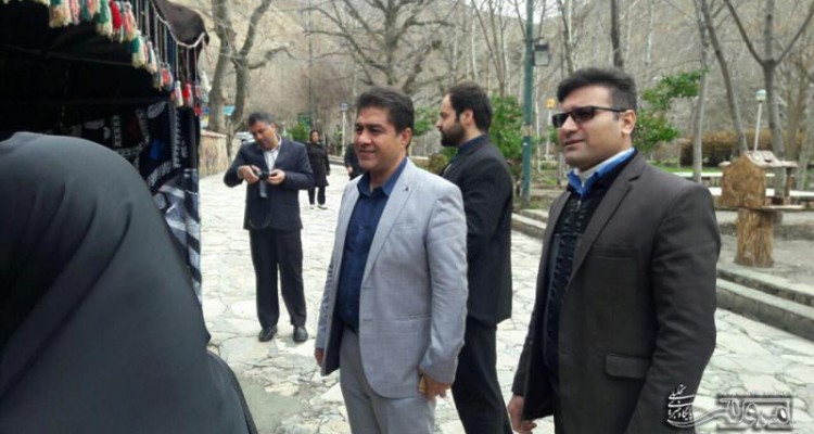 فرماندار شهرستان صحنه از غرفه های صنایع دستی دربندصحنه بازدید کرد