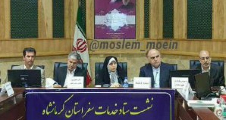  کنایه یک روزنامه نگار به بنر شعار پارسال پشت سر معاون رئیس جمهور! 