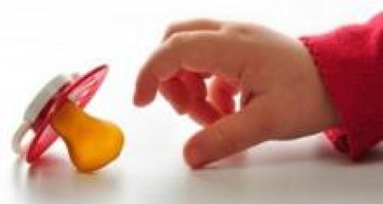 	اینگونه پستانک را از کودکتان بگیرید 