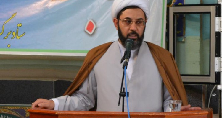  سراسر شهر صحنه از بنرهای بزرگ یک نامزد انتخاباتی ریاست جمهوری احاطه شده است / کاندیداهای شورا رقبای خود را تخریب نکنند