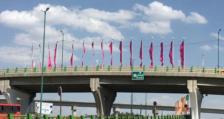 	تعویض پرچم جمهوری اسلامی با پارچه بنفش برای روحانی در سطح شهر 