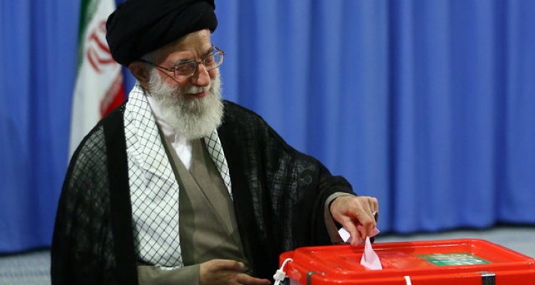  حضرت آیت‌الله خامنه‌ای رای خود را به صندوق انداختند