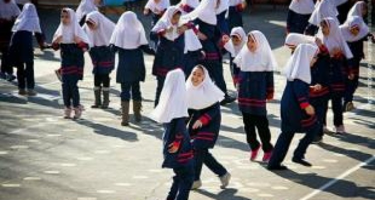 دریافت وجه از دانش آموزان در مدارس دولتی غیرقانونی است 