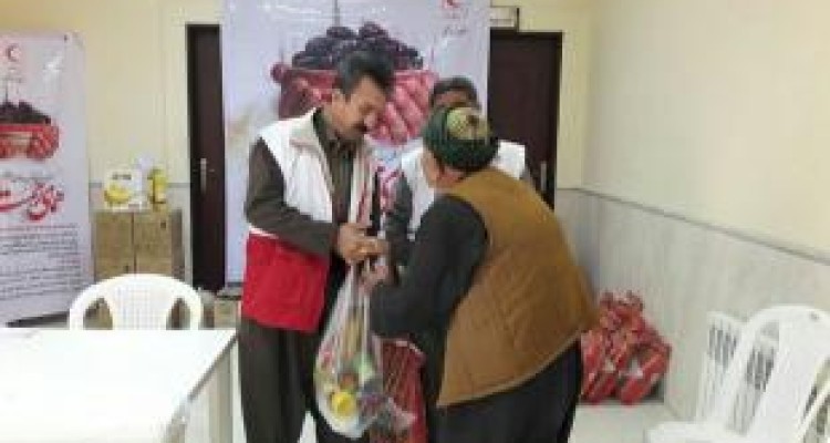 توزیع ۹۰ سبدکالا بین نیازمندان طی طرح همای رحمت در شهرستان پاوه 