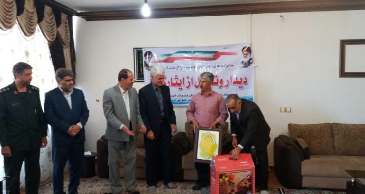 مراسم تجلیل و سرکشی از خانواده های ایثارگر و جانباز شهرستان صحنه انجام شد + تصویر