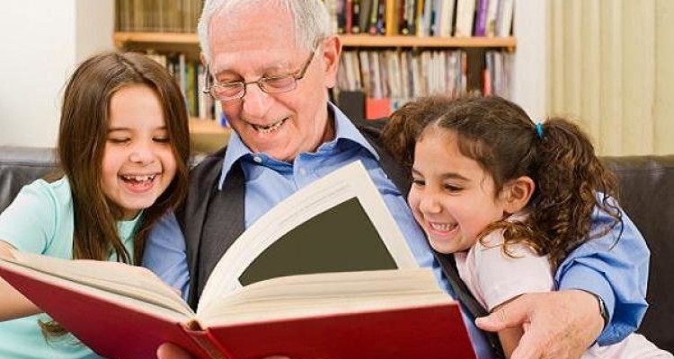 خواندن کتاب برای نوزاد موجب افزایش استعداد سوادآموزی کودک می شود