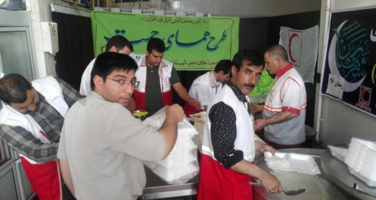 ۲۰۰۰پرس غذایی گرم در قالب سفره های مهربانی در شهرستان صحنه توزیع شده است / توزیع 150 بسته مواد غذایی